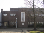 Linker ingang met vooruitspringengd trappenhuis.
<br/>
Corrie Groen- Pickhard, 2015-02-15